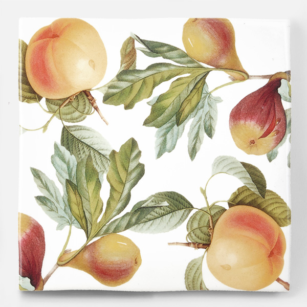 アンティークの図版の桃などの果物のイラストのイメージを施したタイルです。壁タイル、床タイル、Pタイルとしてご利用頂けます。果物の他のシリーズのタイルや白いタイル等と組み合わせてオーダー頂く事が可能です。
